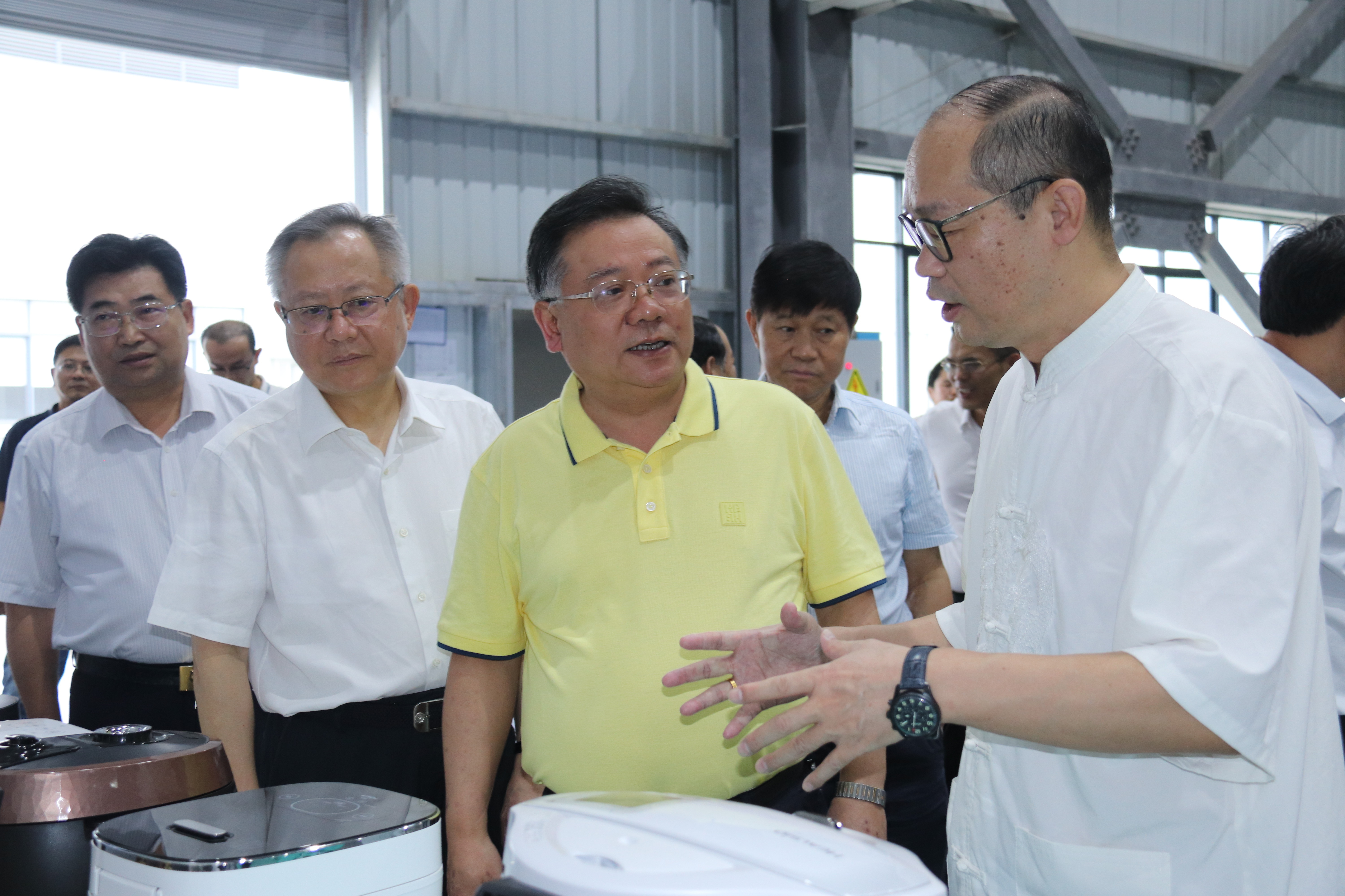 湖南省政協(xié)黨組成員、副主席易鵬飛等省政協(xié)赴邵陽經(jīng)開區(qū)拓浦精工產(chǎn)業(yè)項目調(diào)研團(tuán)一行